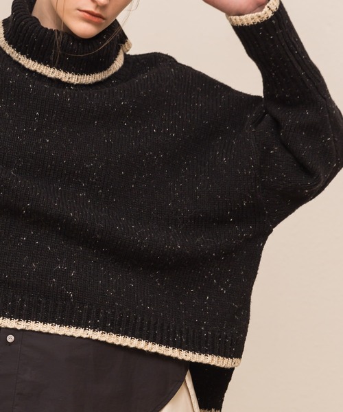 ALLUMER（アリュメール）の「ネップヤーンビッグシルエットタートルネック（ニット/セーター・レディース・ブラック/ブルー・1）」の6枚目の写真