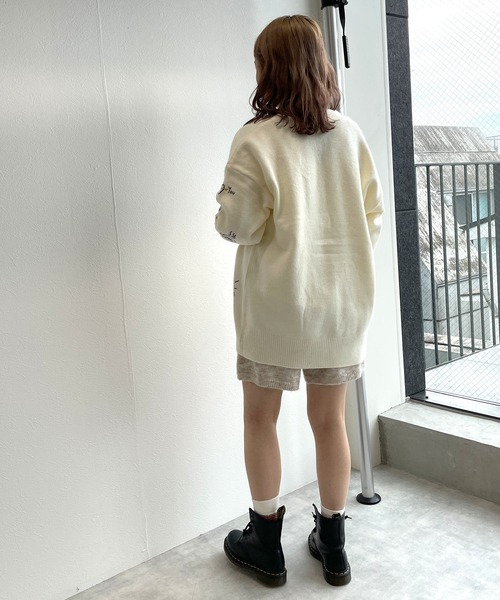 w closet（ダブルクローゼット）の「落書き風レタードカーディガン