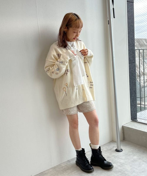 w closet（ダブルクローゼット）の「落書き風レタードカーディガン