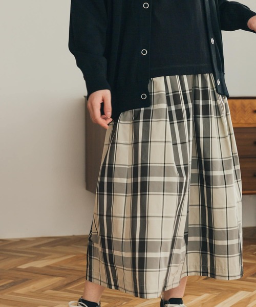FORK&SPOON(フォークアンドスプーン)の「FORK&SPOON PEタフタチェックスカート(スカート・レディース・ネイビー/ベージュ・1/2)」の2枚目の写真
