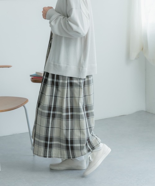 FORK&SPOON(フォークアンドスプーン)の「FORK&SPOON PEタフタチェックスカート(スカート・レディース・ネイビー/ベージュ・1/2)」の8枚目の写真