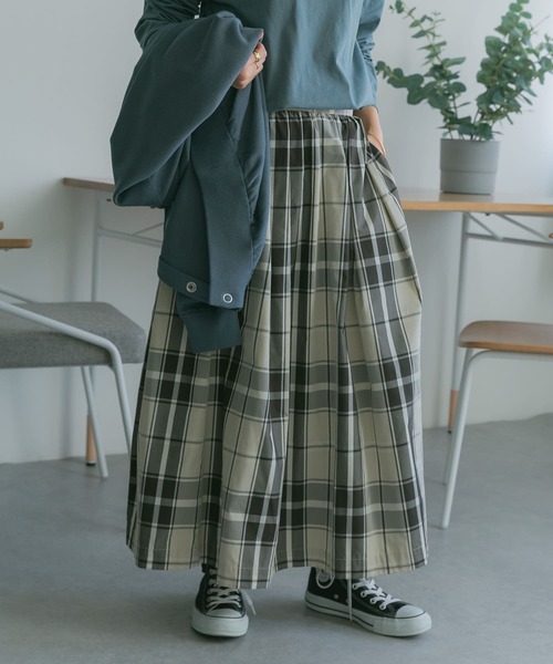 FORK&SPOON(フォークアンドスプーン)の「FORK&SPOON PEタフタチェックスカート(スカート・レディース・ネイビー/ベージュ・1/2)」の11枚目の写真
