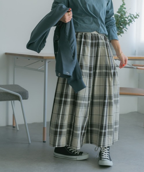 FORK&SPOON(フォークアンドスプーン)の「FORK&SPOON PEタフタチェックスカート(スカート・レディース・ネイビー/ベージュ・1/2)」の15枚目の写真