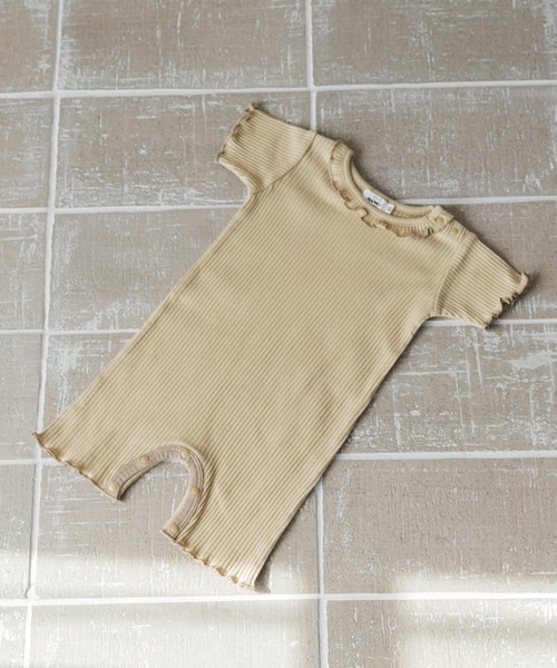 pairmanon（ペアマノン）の「【プレミアムリブコットン100%】【ベビー】メローフリルリブロンパース（ロンパース・キッズ・ブルー/ライトイエロー/レッド系その他/ベージュ/ライトパープル/ピンク/ブルー系その他/レッド系その他2/ブラック/ライトグリーン・70/80）」の3枚目の写真