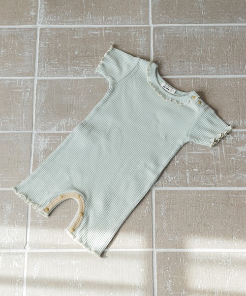 pairmanon（ペアマノン）の「【プレミアムリブコットン100%】【ベビー】メローフリルリブロンパース（ロンパース・キッズ・ブルー/ライトイエロー/レッド系その他/ベージュ/ライトパープル/ピンク/ブルー系その他/レッド系その他2/ブラック/ライトグリーン・70/80）」の4枚目の写真