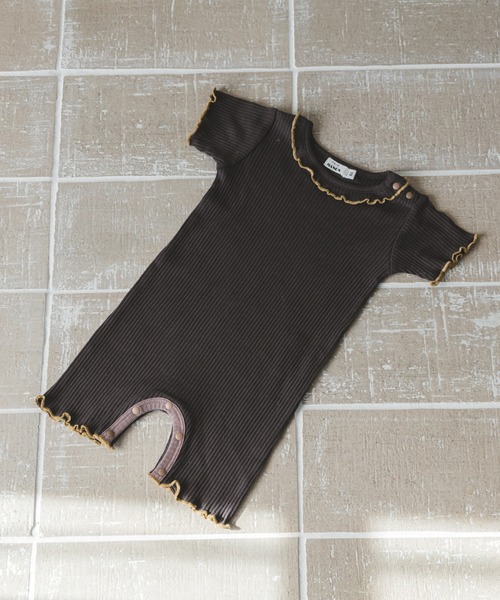 pairmanon（ペアマノン）の「【プレミアムリブコットン100%】【ベビー】メローフリルリブロンパース（ロンパース・キッズ・ブルー/ライトイエロー/レッド系その他/ベージュ/ライトパープル/ピンク/ブルー系その他/レッド系その他2/ブラック/ライトグリーン・70/80）」の2枚目の写真