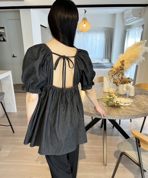 Jewelobe(ジュエローブ)の「ボリュームスリーブバックオープンデニムチュニック(シャツ/ブラウス・レディース・ブルー/ブラック・FREE)」の2枚目の写真