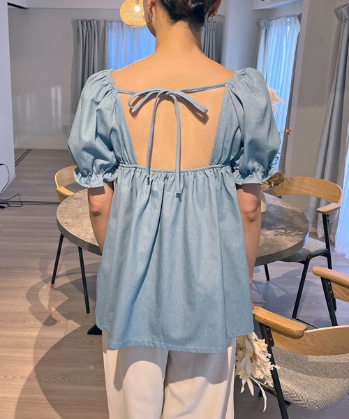 Jewelobe(ジュエローブ)の「ボリュームスリーブバックオープンデニムチュニック(シャツ/ブラウス・レディース・ブルー/ブラック・FREE)」の5枚目の写真