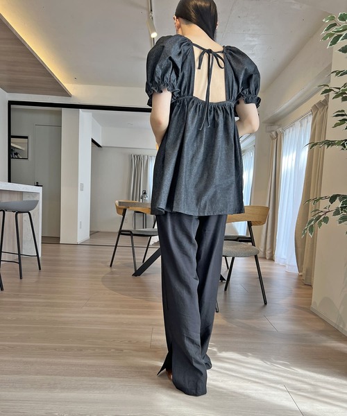 Jewelobe(ジュエローブ)の「ボリュームスリーブバックオープンデニムチュニック(シャツ/ブラウス・レディース・ブルー/ブラック・FREE)」の14枚目の写真