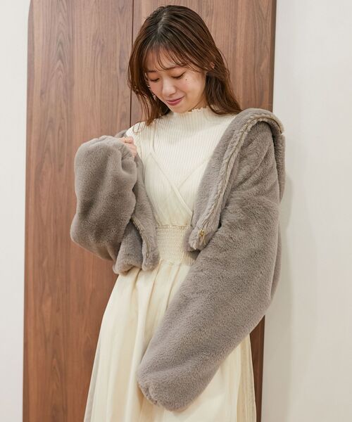 MAJESTIC LEGON（マジェスティックレゴン）の「フワフワフェイクファーフードブルゾン（その他アウター・レディース・グレー/ベージュ/アイボリー・SMALL/MEDIUM）」の6枚目の写真