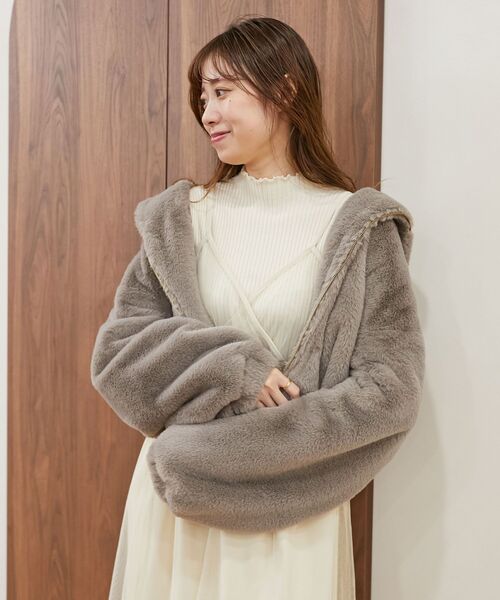 MAJESTIC LEGON（マジェスティックレゴン）の「フワフワフェイクファーフードブルゾン（その他アウター・レディース・グレー/ベージュ/アイボリー・SMALL/MEDIUM）」の7枚目の写真