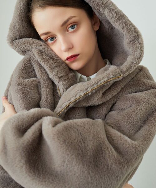 MAJESTIC LEGON（マジェスティックレゴン）の「フワフワフェイクファーフードブルゾン（その他アウター・レディース・グレー/ベージュ/アイボリー・SMALL/MEDIUM）」の13枚目の写真