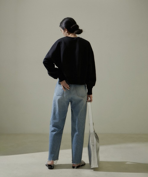 SALON adam et rope'（サロン アダム エ ロペ）の「フォルムクロップドスウェットプルオーバー（スウェット・レディース・ブルー/ホワイト/ブラック・FREE）」の4枚目の写真