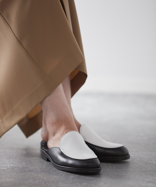 JANE SMITH / JOHN SMITH(ジェーンスミスジョンスミス)の「【JANE SMITH/ジェーンスミス】FLAT MULE SANDAL:フラットシューズ(その他シューズ・レディース・ブラック系その他・36/37/38)」の4枚目の写真