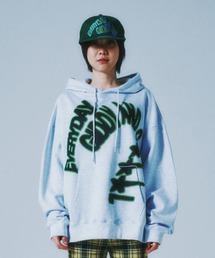 ISTKUNST（イストクンスト）の「A'GEM/9 × .kom『ISTKUNST/イストクンスト』 G&C HOODIE/英字グラフィック プルオーバーパーカー（パーカー）」