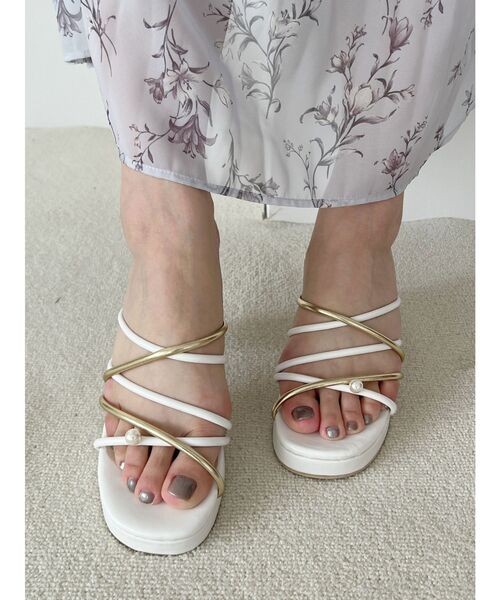 MERCURYDUO（マーキュリーデュオ）の「バイカラーワンポイントパールストラップヒールサンダル（サンダル・レディース・オフホワイト/ブラック・36/38）」の2枚目の写真