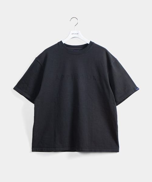 APPLEBUM（アップルバム）の「Logo T-shirt（Tシャツ/カットソー・メンズ・ブルーグレー/ナチュラル/スミクロ/ダークブラウン・MEDIUM/LARGE/X-LARGE/XX-LARGE）」の2枚目の写真