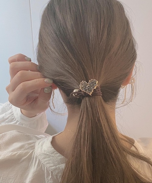 TONE SELECT GOODS(トーンセレクトグッズ)の「pur chouchou/グリッター メタル ハートヘアゴム P4238(ヘアゴム・レディース・ブラック/ベージュ・FREE)」の3枚目の写真