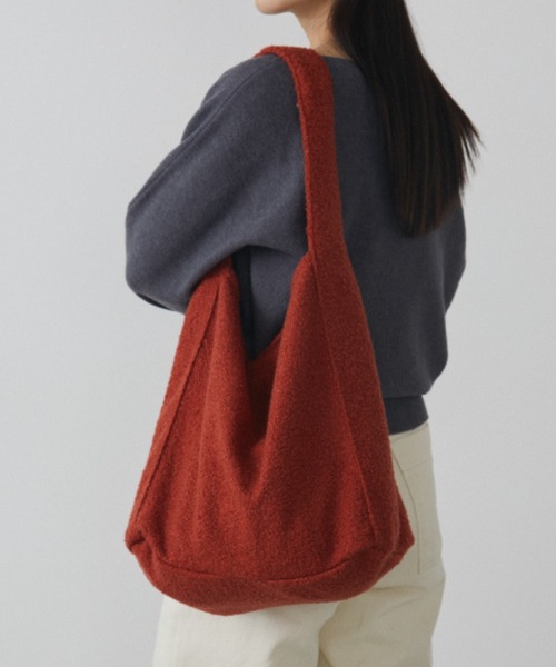 MERLOT(メルロー)の「ワンハンドルボアショルダーバッグ/A4収納可能(ショルダーバッグ・レディース・レッド/ブラック・FREE)」の2枚目の写真