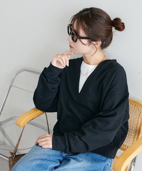 DISCOAT(ディスコート)の「【WEB限定】深Vショート丈スウェット(Tシャツ/カットソー・レディース・チャコールグレー/ブラウン/グレー/ホワイト系その他/ブラック・MEDIUM)」の7枚目の写真