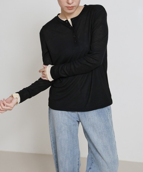 select MOCA（セレクトモカ）の「ヘンリーネックシアーロンT（Tシャツ/カットソー・レディース・ブラック/オフホワイト/グレー/グレイッシュベージュ/グレイッシュブルー・FREE/LARGE）」の2枚目の写真