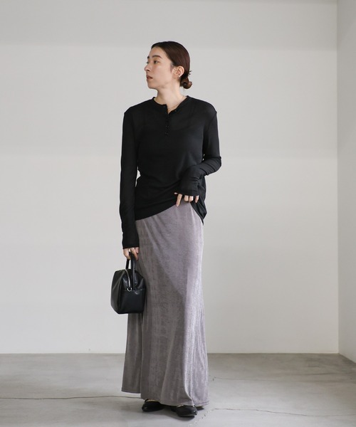 select MOCA（セレクトモカ）の「ヘンリーネックシアーロンT（Tシャツ/カットソー・レディース・ブラック/オフホワイト/グレー/グレイッシュベージュ/グレイッシュブルー・FREE/LARGE）」の6枚目の写真