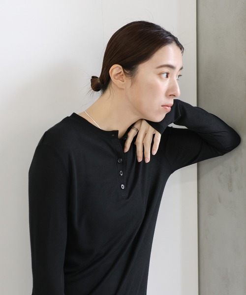 select MOCA（セレクトモカ）の「ヘンリーネックシアーロンT（Tシャツ/カットソー・レディース・ブラック/オフホワイト/グレー/グレイッシュベージュ/グレイッシュブルー・FREE/LARGE）」の14枚目の写真