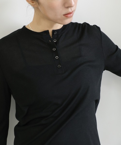 select MOCA（セレクトモカ）の「ヘンリーネックシアーロンT（Tシャツ/カットソー・レディース・ブラック/オフホワイト/グレー/グレイッシュベージュ/グレイッシュブルー・FREE/LARGE）」の15枚目の写真