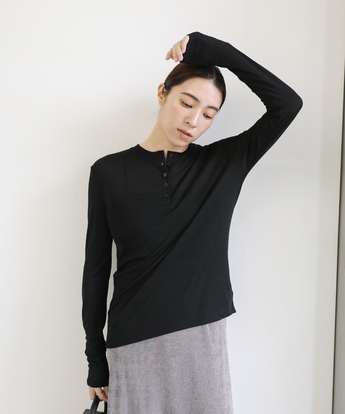 select MOCA（セレクトモカ）の「ヘンリーネックシアーロンT（Tシャツ/カットソー・レディース・ブラック/オフホワイト/グレー/グレイッシュベージュ/グレイッシュブルー・FREE/LARGE）」の16枚目の写真