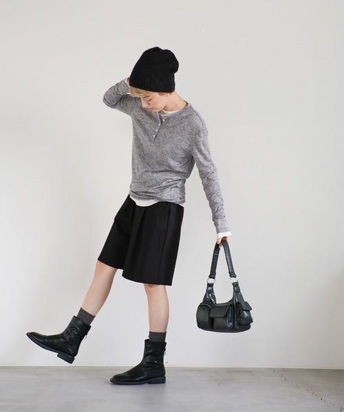 select MOCA（セレクトモカ）の「ヘンリーネックシアーロンT（Tシャツ/カットソー・レディース・ブラック/オフホワイト/グレー/グレイッシュベージュ/グレイッシュブルー・FREE/LARGE）」の9枚目の写真