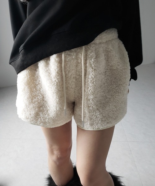 me+em select（ミームセレクト）の「【 ２color 】ハイウエストボアショートパンツ ／ highwaist boa short pants（その他パンツ・レディース・アイボリー/ブラック・FREE）」の10枚目の写真