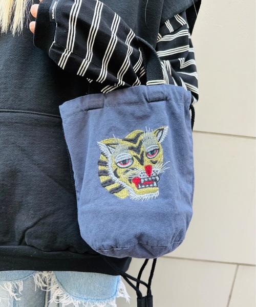 HOUSTON(ヒューストン)の「HOUSTON / EMB PIGMENT EFFECT BAG / 6878/ 6879(ショルダーバッグ・レディース・ブラック系その他/ブルー/レッド/レッド系その他/ブルー系その他/ブラック・ONESIZE)」の4枚目の写真