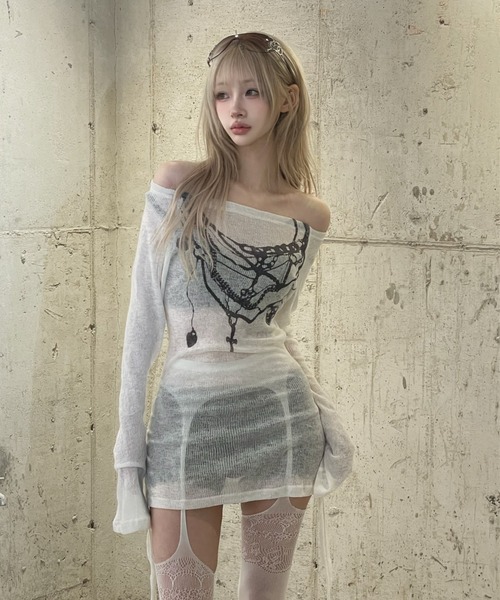 ZIPPER CLUB(ZIPPER CLUB ジッパークラブ)の「オフショルダーシアーデザインニット(ニット/セーター・レディース・ホワイト/ブラック・SMALL/MEDIUM/LARGE)」の2枚目の写真