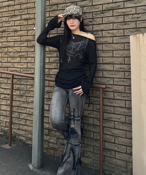 ZIPPER CLUB(ZIPPER CLUB ジッパークラブ)の「オフショルダーシアーデザインニット(ニット/セーター・レディース・ホワイト/ブラック・SMALL/MEDIUM/LARGE)」の7枚目の写真