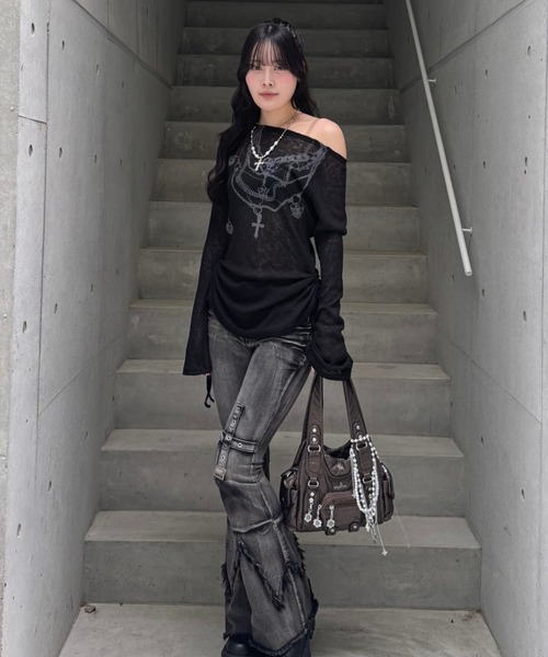 ZIPPER CLUB(ZIPPER CLUB ジッパークラブ)の「オフショルダーシアーデザインニット(ニット/セーター・レディース・ホワイト/ブラック・SMALL/MEDIUM/LARGE)」の11枚目の写真