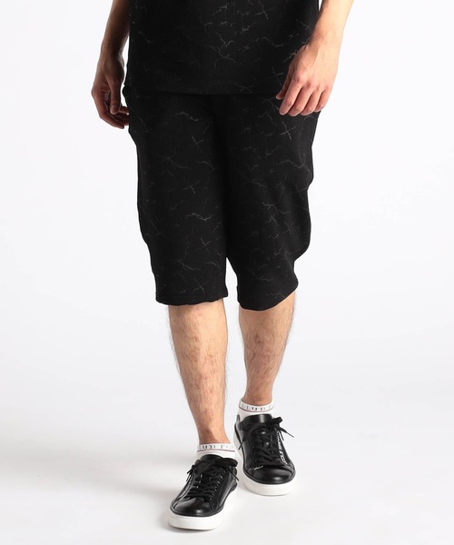 NICOLE CLUB FOR MEN（ニコルクラブフォーメン）の「エンボスクラック柄ハーフパンツ（その他パンツ・メンズ・ホワイト系2/ブラック系2/ブラック系1/ホワイト系1・MEDIUM/LARGE/SMALL/X-LARGE）」の4枚目の写真