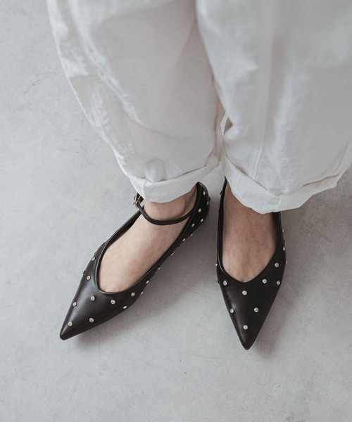 bohmal(ボマール)の「スタッズポインテッドストラップパンプス(パンプス・レディース・グレー/ブラック・24.5cm/24cm/23.5cm/23cm)」の2枚目の写真