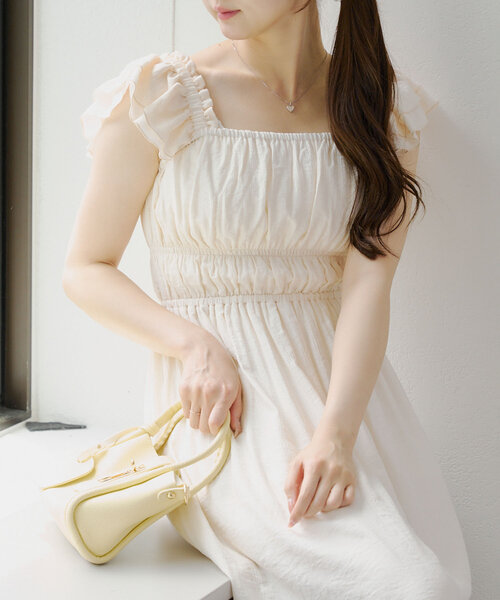 continuer de NICE CLAUP(コンティニューデナイスクラップ)の「【@reve.perle_セレクト】ギャザーフリルシャーリングワンピース(ワンピース・レディース・アイボリー/ブラック/ブラウン・FREE)」の4枚目の写真