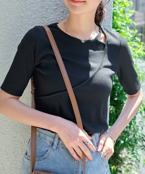 Rejoule(リジュール)の「アシメデザイン カットアウトリブトップス(Tシャツ/カットソー・レディース・ブラック/アイボリー/グレイッシュベージュ・FREE)」の1枚目の写真