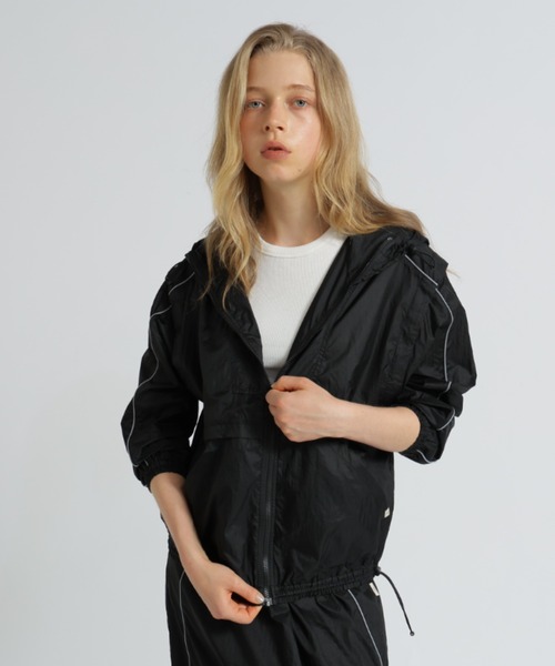 AVIREX(アヴィレックス)の「SHEER COLOR SCHEME HOODIE JACKET/シアーカラースキーム フーディージャケット(ナイロンジャケット・レディース・ブラック/アイボリー・F)」の20枚目の写真