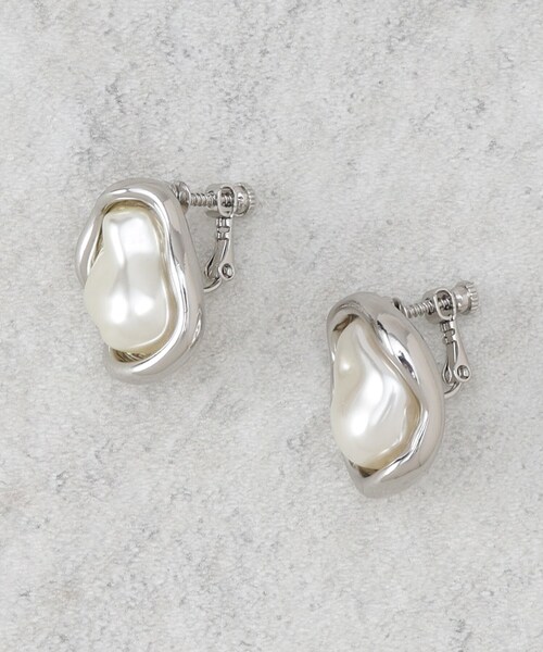 OPAQUE.CLIP(オペークドットクリップ)の「メタルフレーム×フェイクパールイヤリング(イヤリング・レディース・ゴールド/シルバー・00)」の2枚目の写真