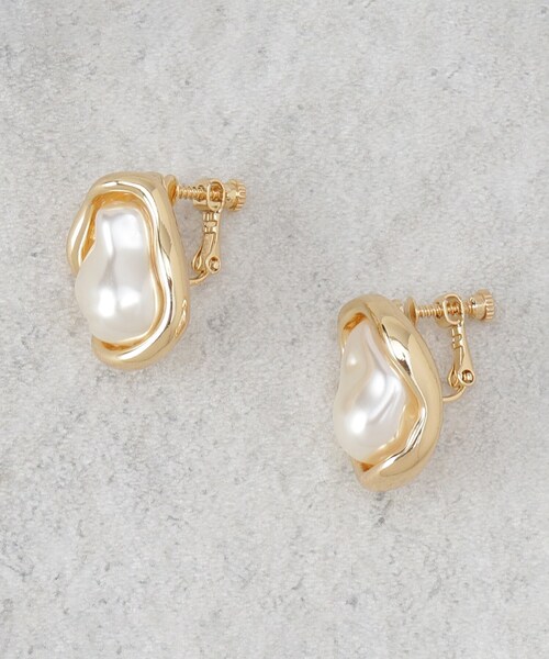 OPAQUE.CLIP(オペークドットクリップ)の「メタルフレーム×フェイクパールイヤリング(イヤリング・レディース・ゴールド/シルバー・00)」の1枚目の写真