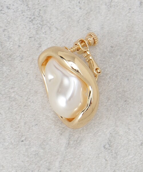 OPAQUE.CLIP(オペークドットクリップ)の「メタルフレーム×フェイクパールイヤリング(イヤリング・レディース・ゴールド/シルバー・00)」の4枚目の写真