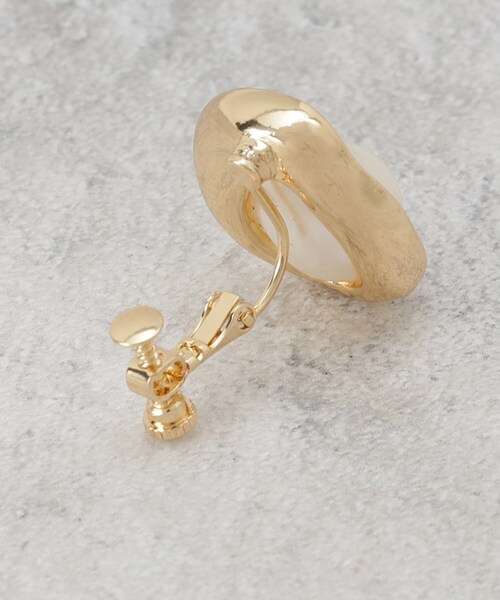 OPAQUE.CLIP(オペークドットクリップ)の「メタルフレーム×フェイクパールイヤリング(イヤリング・レディース・ゴールド/シルバー・00)」の5枚目の写真