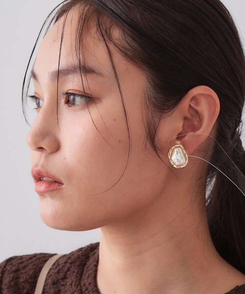 OPAQUE.CLIP(オペークドットクリップ)の「メタルフレーム×フェイクパールイヤリング(イヤリング・レディース・ゴールド/シルバー・00)」の7枚目の写真