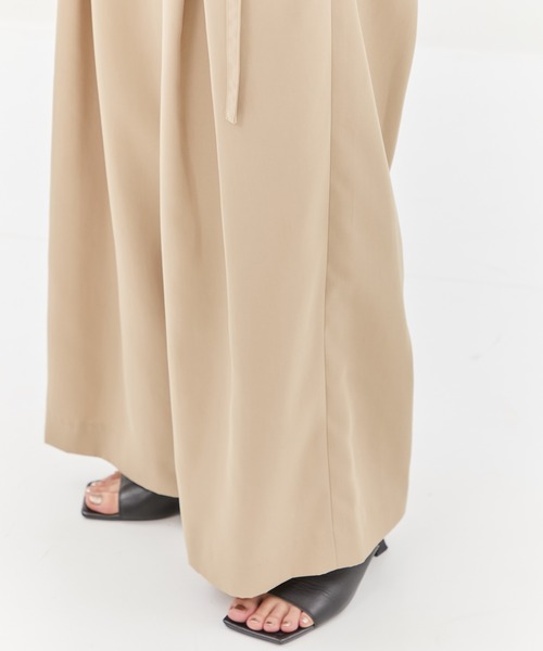 STUDIOUS（ステュディオス）の「【STUDIOUS/ステュディオス】Back Asymmetry Chino Pants/バックアシンメトリーチノパンツ（チノパンツ・レディース・ベージュ/ブラック・1/2）」の21枚目の写真