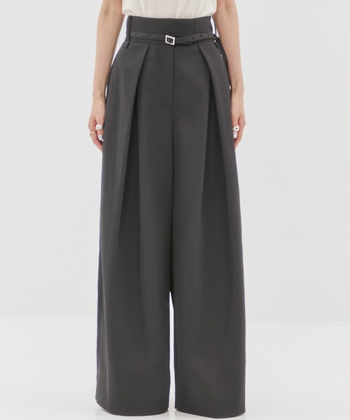 STUDIOUS（ステュディオス）の「【STUDIOUS/ステュディオス】Back Asymmetry Chino Pants/バックアシンメトリーチノパンツ（チノパンツ・レディース・ベージュ/ブラック・1/2）」の5枚目の写真