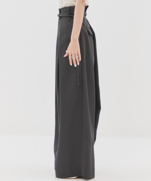 STUDIOUS（ステュディオス）の「【STUDIOUS/ステュディオス】Back Asymmetry Chino Pants/バックアシンメトリーチノパンツ（チノパンツ・レディース・ベージュ/ブラック・1/2）」の6枚目の写真