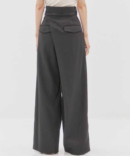 STUDIOUS（ステュディオス）の「【STUDIOUS/ステュディオス】Back Asymmetry Chino Pants/バックアシンメトリーチノパンツ（チノパンツ・レディース・ベージュ/ブラック・1/2）」の7枚目の写真