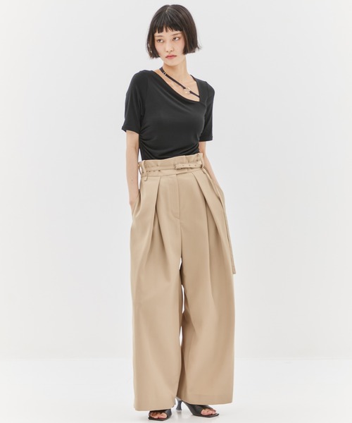 STUDIOUS（ステュディオス）の「【STUDIOUS/ステュディオス】Back Asymmetry Chino Pants/バックアシンメトリーチノパンツ（チノパンツ・レディース・ベージュ/ブラック・1/2）」の8枚目の写真